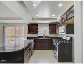 700 S Ardmore Ave, Unit 204 in Los Angeles, CA - Foto de edificio - Building Photo