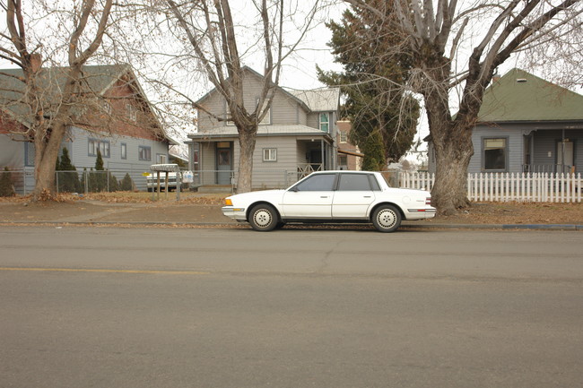 303 S 3rd St in Yakima, WA - Foto de edificio - Building Photo