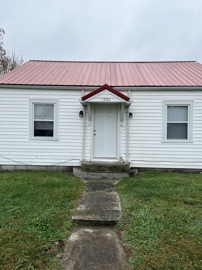 1228 W Walnut St in Danville, KY - Building Photo - Building Photo