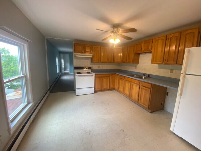 16 Prospect St, Unit 2W in Athol, MA - Foto de edificio - Building Photo