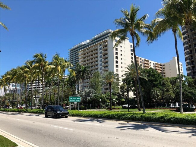10185 Collins Ave in Bal Harbour, FL - Foto de edificio - Building Photo