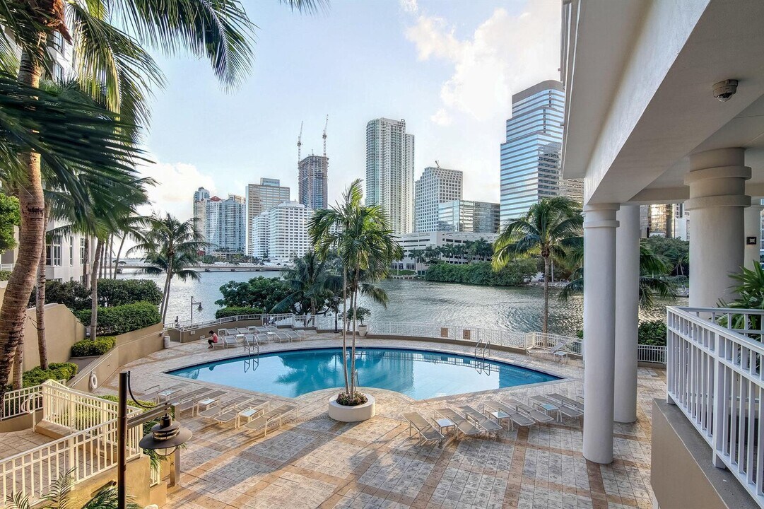 801 Brickell Key Blvd, Unit 1506 in Miami, FL - Foto de edificio