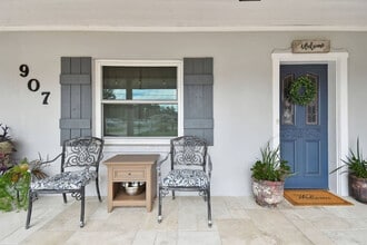 907 Crenshaw Lake Rd in Lutz, FL - Building Photo - Building Photo