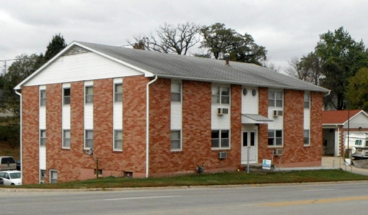 802 N Monroe St in Monroe, IA - Foto de edificio