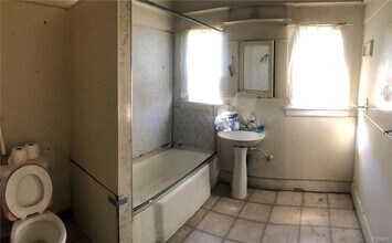 1225 W 41st St in Los Angeles, CA - Building Photo - Building Photo
