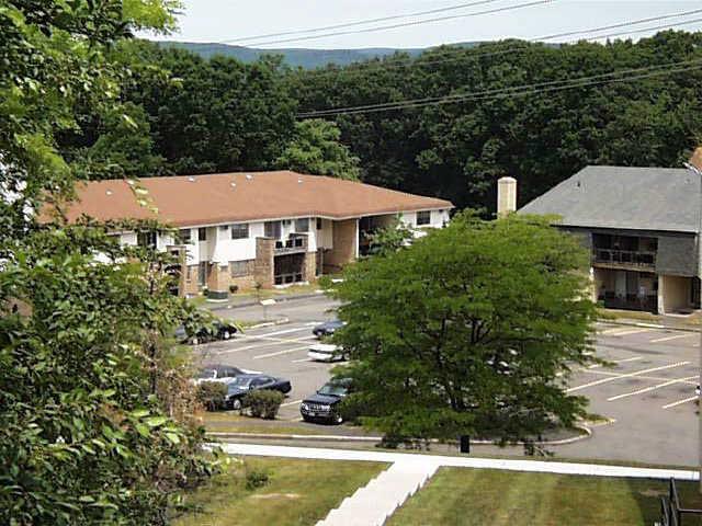 Mountainside Apartments in Garnerville, NY - Foto de edificio - Building Photo