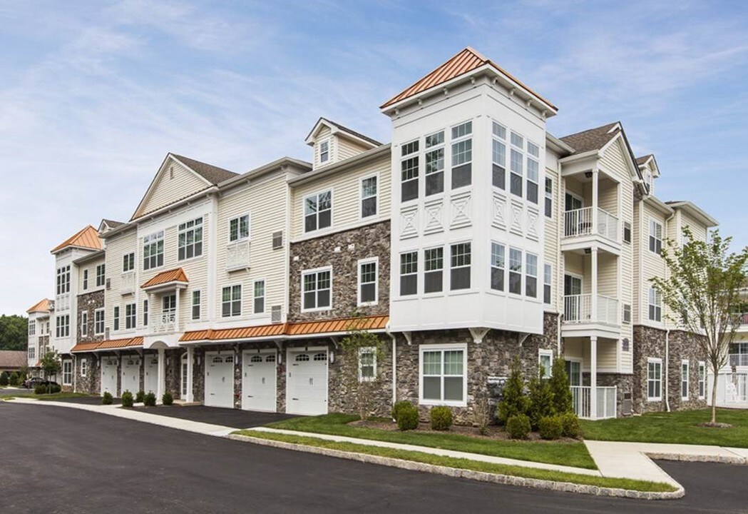 Hillside Club in Livingston, NJ - Building Photo
