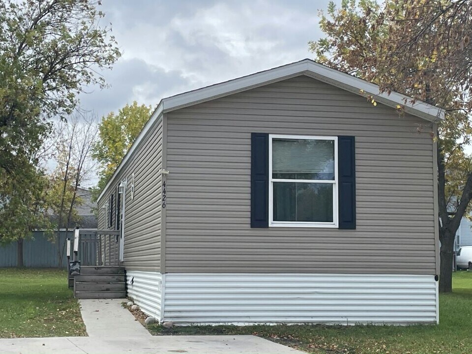 4426 San Juan Dr in Fargo, ND - Building Photo