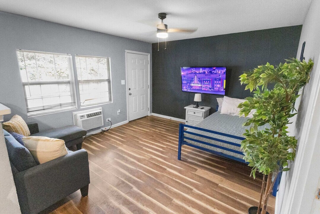 7813 Detroit St in Houston, TX - Building Photo