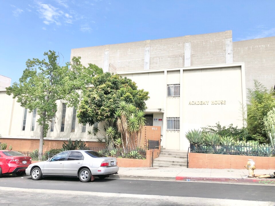 933 Grattan St in Los Angeles, CA - Building Photo