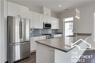 542 Green Bay Rd, Unit 209 in Highwood, IL - Building Photo