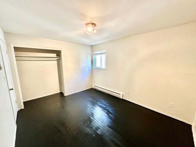 Apline B Apartments in Seattle, WA - Building Photo - Building Photo