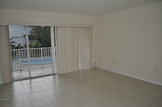 7713 SW 88th St, Unit A203 in Kendall, FL - Building Photo - Building Photo
