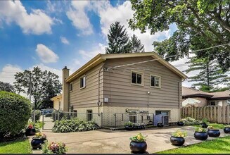 1042 Central Rd in Mount Prospect, IL - Foto de edificio - Building Photo