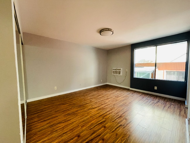 7044 Hawthorn Ave in Los Angeles, CA - Building Photo - Building Photo