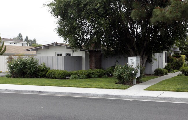 2652-2658 Orange Ave in Costa Mesa, CA - Building Photo - Building Photo