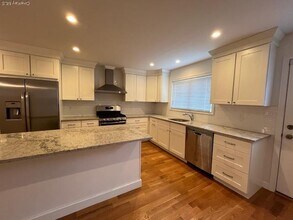 56 Ashwood Rd in Port Washington, NY - Building Photo - Building Photo