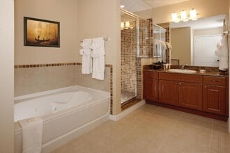 7389 Universal Blvd, Unit 303 in Orlando, FL - Foto de edificio - Building Photo