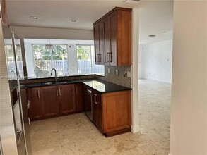 10100 NW 43rd Ter in Doral, FL - Building Photo - Building Photo