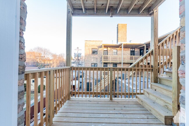 2020 W Montrose Ave, Unit 2C in Chicago, IL - Foto de edificio - Building Photo