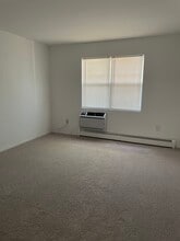 Monroe Gardens in Lindenhurst, NY - Building Photo - Building Photo