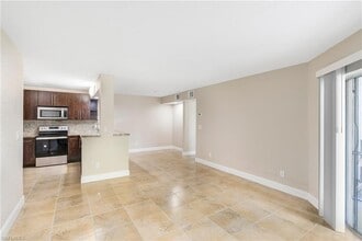 161 Santa Clara Dr, Unit 108 Santa Clara DR7 in Naples, FL - Foto de edificio - Building Photo