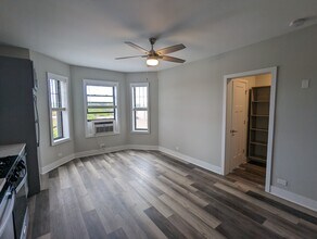 371 Hazel Ave, Unit C8 in Glencoe, IL - Building Photo - Building Photo