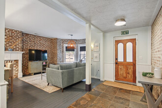 208B W Hall St in Savannah, GA - Building Photo - Building Photo