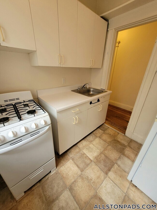 1144 Commonwealth Ave, Unit 21 in Boston, MA - Building Photo - Building Photo