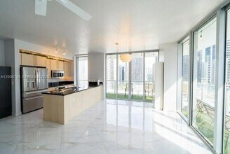 1111 SW 1st Ave, Unit 2420-N in Miami, FL - Foto de edificio - Building Photo