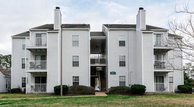 Water's Edge Apartments in Norfolk, VA - Foto de edificio - Building Photo