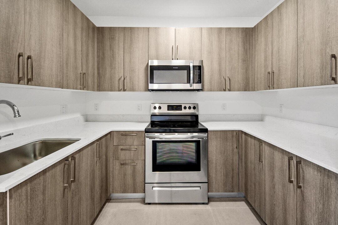 1295 W 69th St in Hialeah, FL - Building Photo