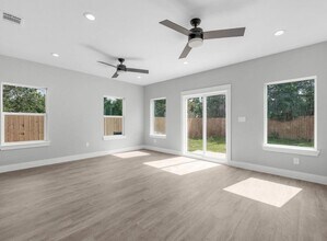 8910 De Priest St in Houston, TX - Foto de edificio - Building Photo