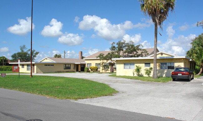 101 Pine Cir in Boca Raton, FL - Building Photo - Building Photo