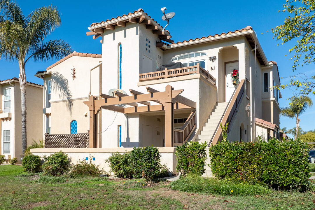 Oak Creek Villas in Santa Maria, CA - Building Photo