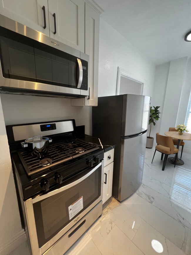 511 Serrano Ave in Los Angeles, CA - Building Photo - Building Photo