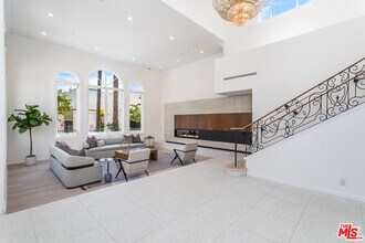 107 N Doheny Dr in Beverly Hills, CA - Foto de edificio - Building Photo