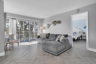 9000 Commodore Dr, Unit 401 in Seminole, FL - Foto de edificio - Building Photo