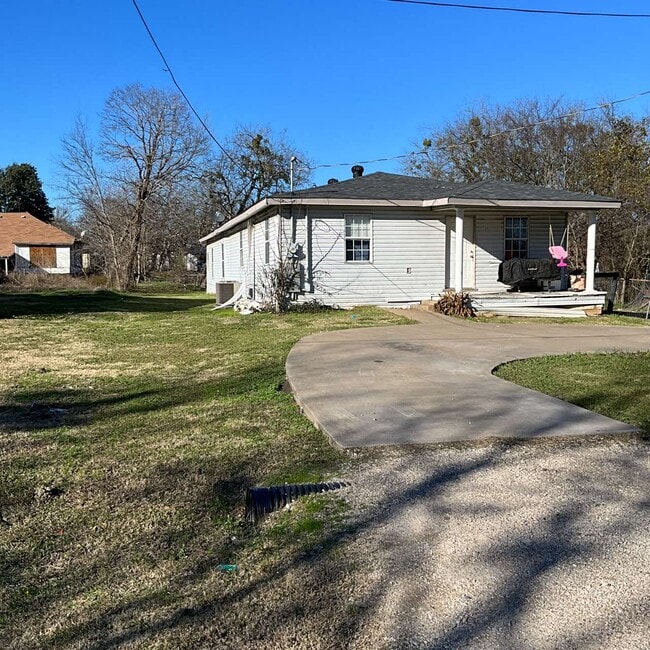 property at 811 E 10th St