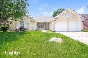 10846 E Linwood Dr in La Porte, TX - Building Photo