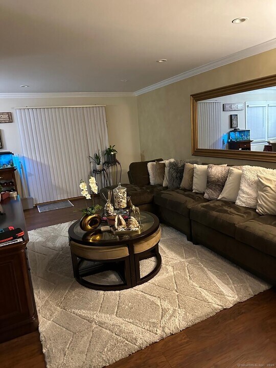 10 Scuppo Rd in Danbury, CT - Building Photo