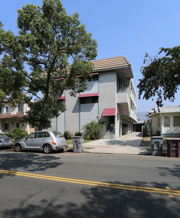 451 W Wilson Ave in Glendale, CA - Building Photo