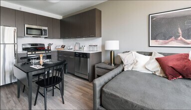 155 W Erie St in Chicago, IL - Foto de edificio - Building Photo