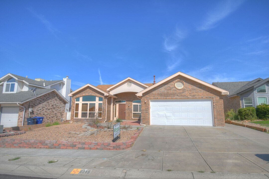 9215 Clinton Anderson Dr NW in Albuquerque, NM - Building Photo