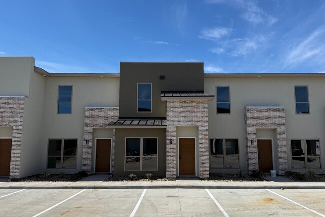 The Grove at Del Mar in Laredo, TX - Building Photo - Building Photo