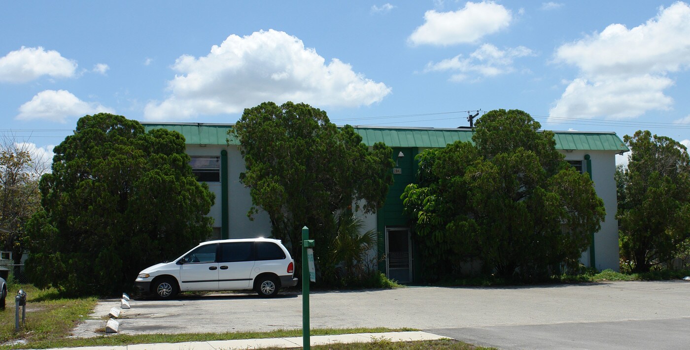 2841 Broadway in Ft. Myers, FL - Building Photo
