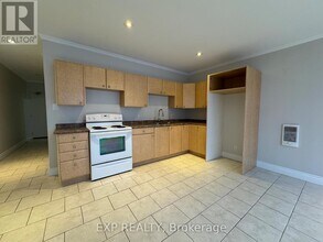 258-258 Lakeshore Rd E in Mississauga, ON - Building Photo - Building Photo