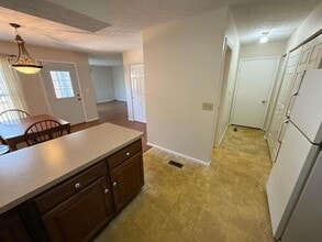 430 Williamsburg Ln NW in Lancaster, OH - Building Photo - Building Photo