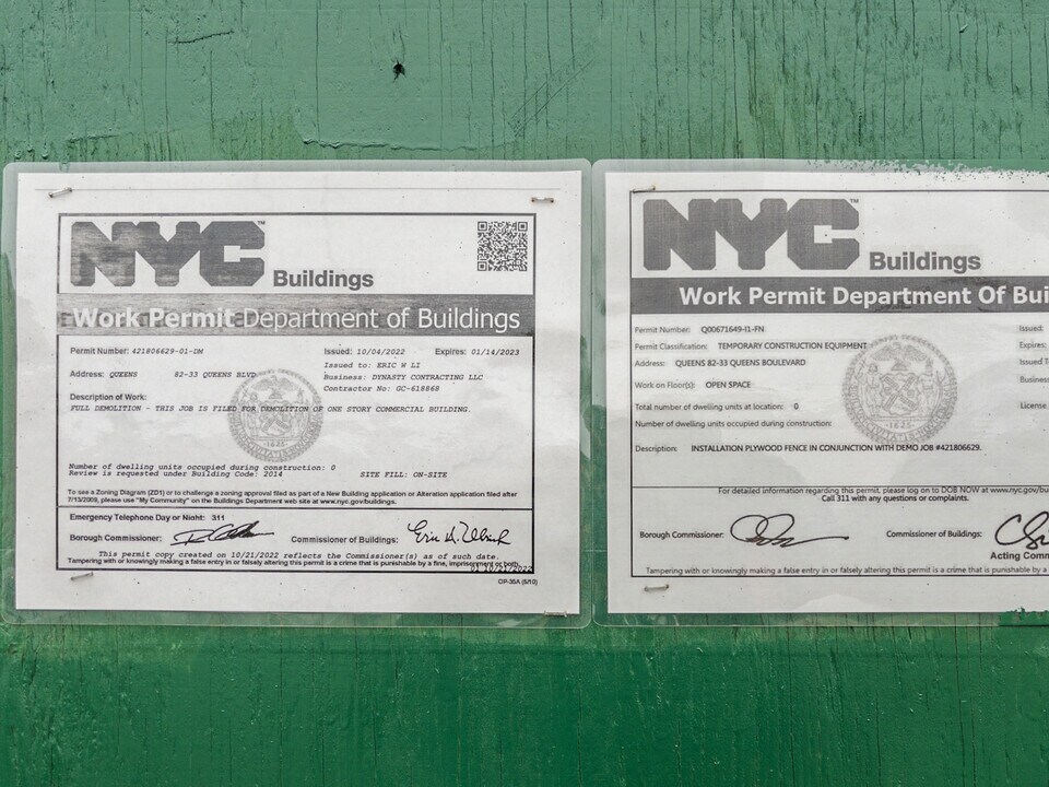 83-07 Queens Boulevard in Elmhurst, NY - Foto de edificio