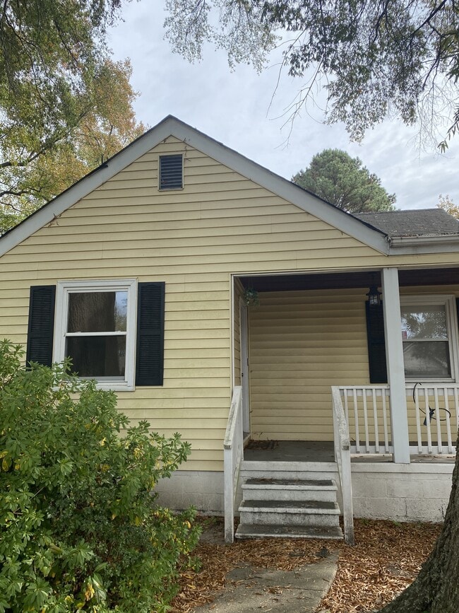 property at 1216 Hawthorne Dr